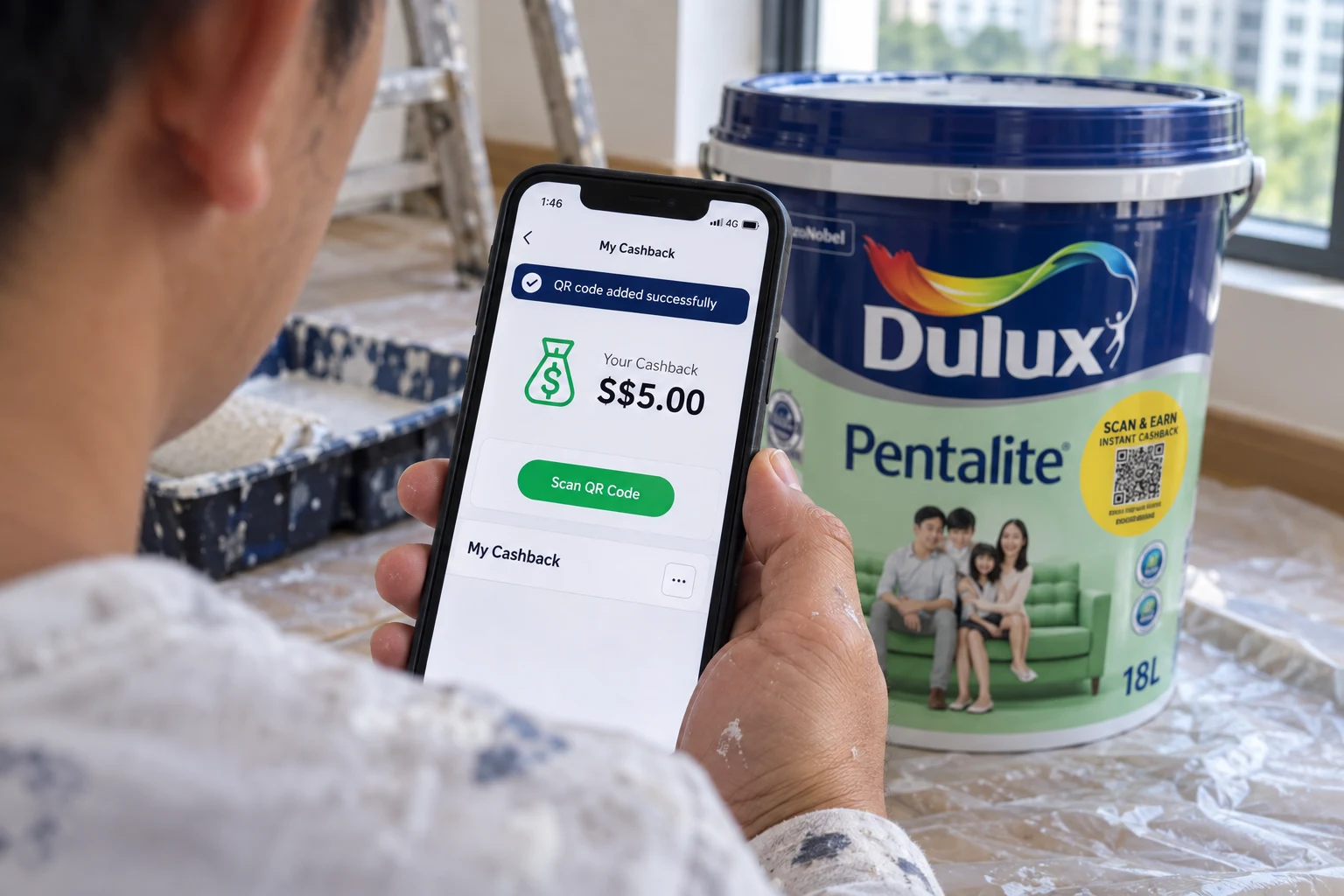Telefon memaparkan imbasan QR berjaya dan contoh baki dompet pulangan tunai S$5.00 di sebelah tin Dulux Pentalite.